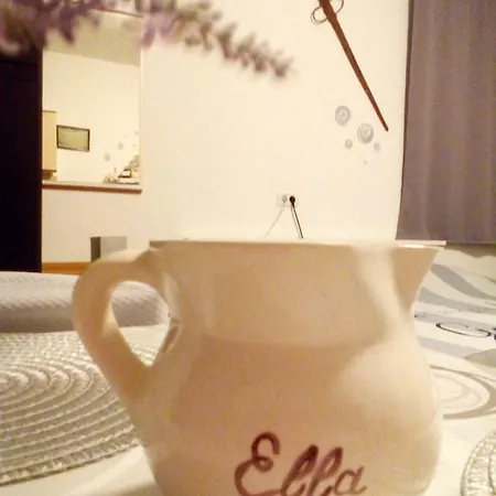 Ella 아파트 풀라